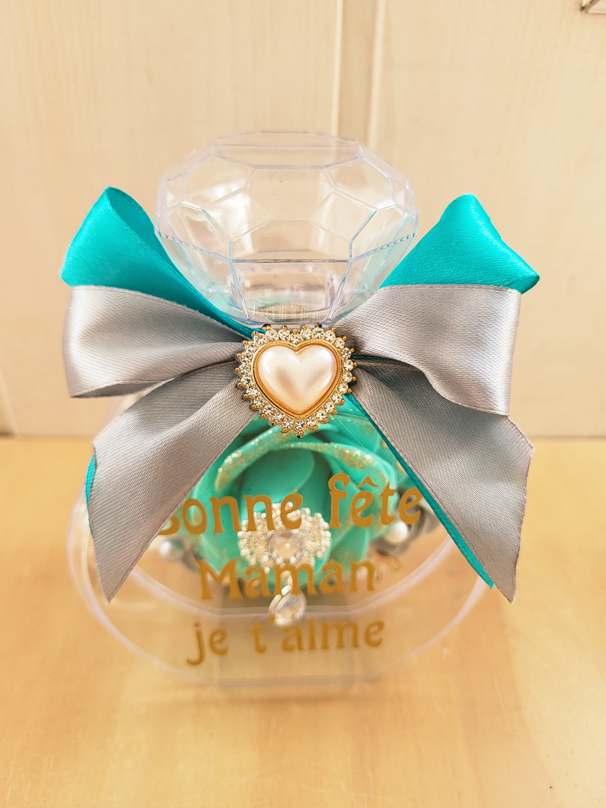 Bouteille diamant avec fleurs en mousse