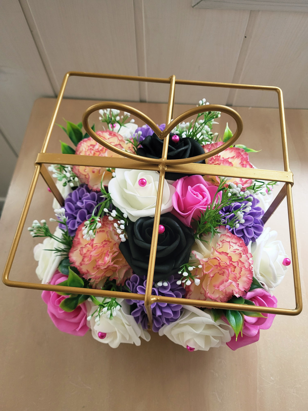 Vase carré doré pour l'intérieur et pour monument funéraire