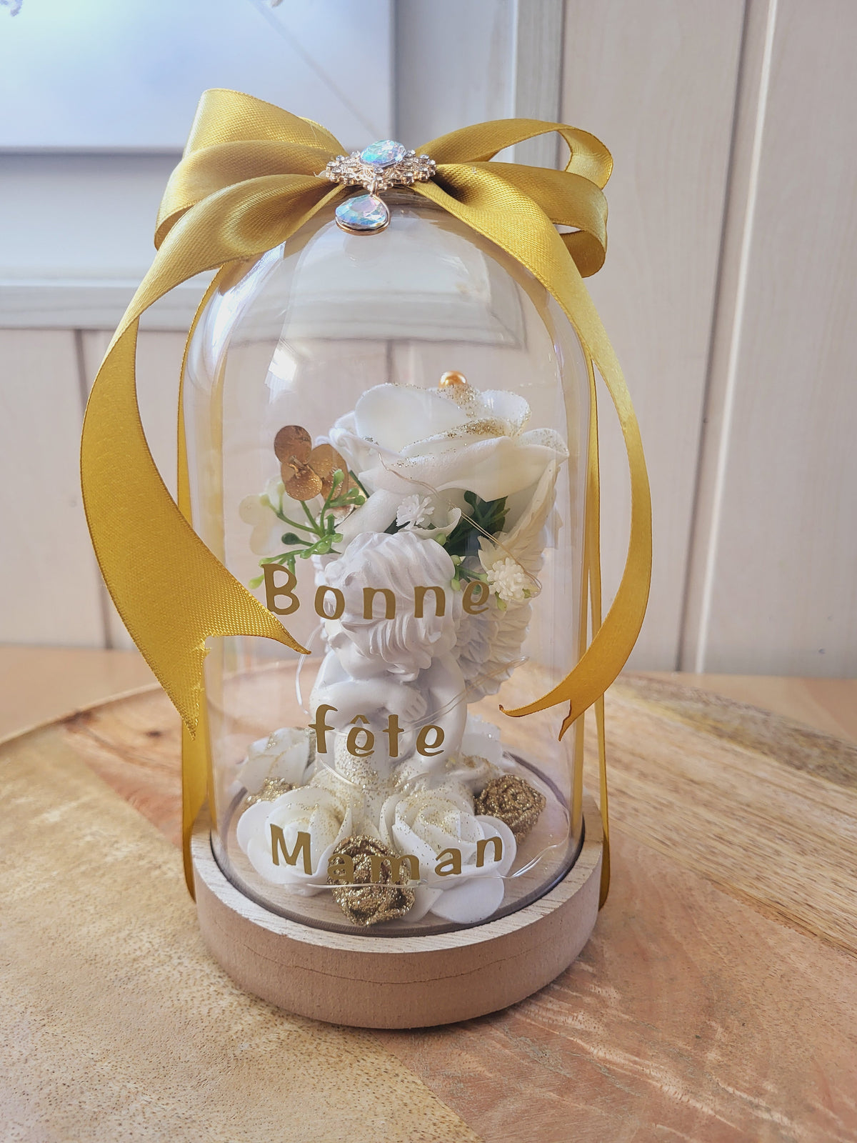 Cloche avec un ange pour l'intérieur