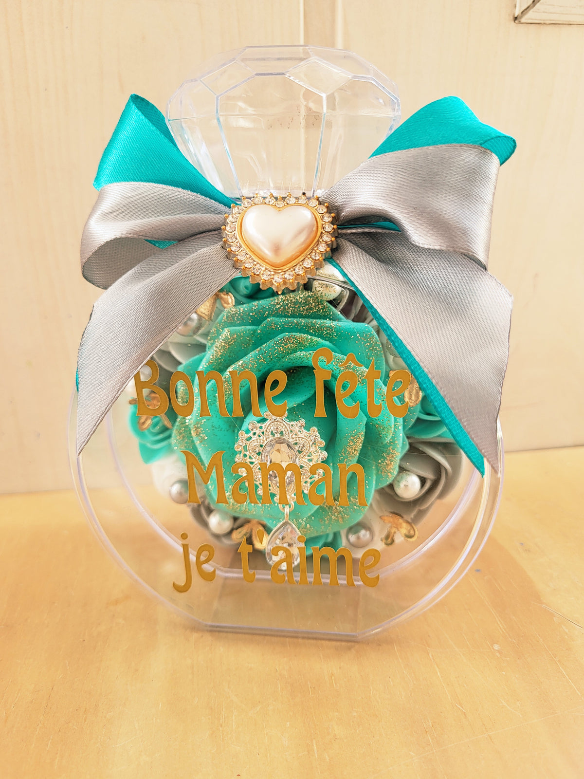 Bouteille diamant avec fleurs en mousse