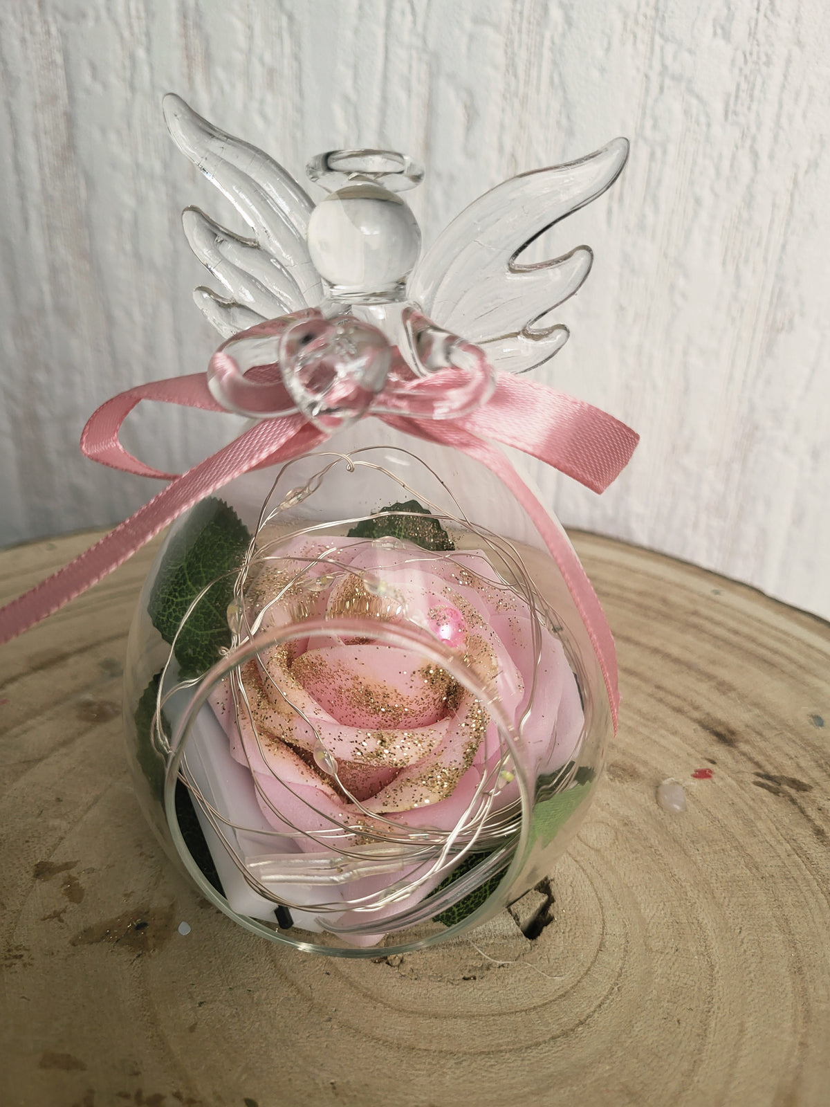 Ange en verre avec une rose