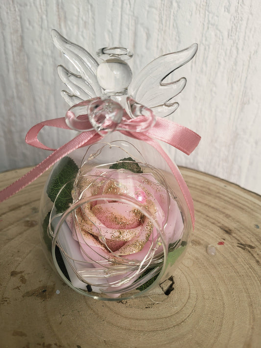 Ange en verre avec une rose