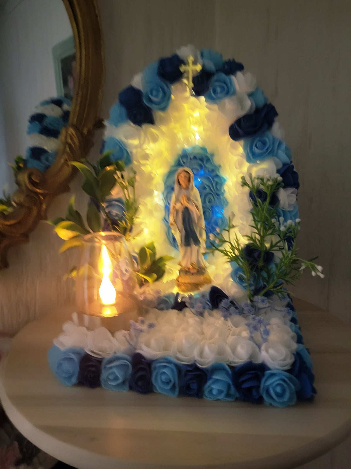 Grotte de la vierge avec guirlande et bougie solaire