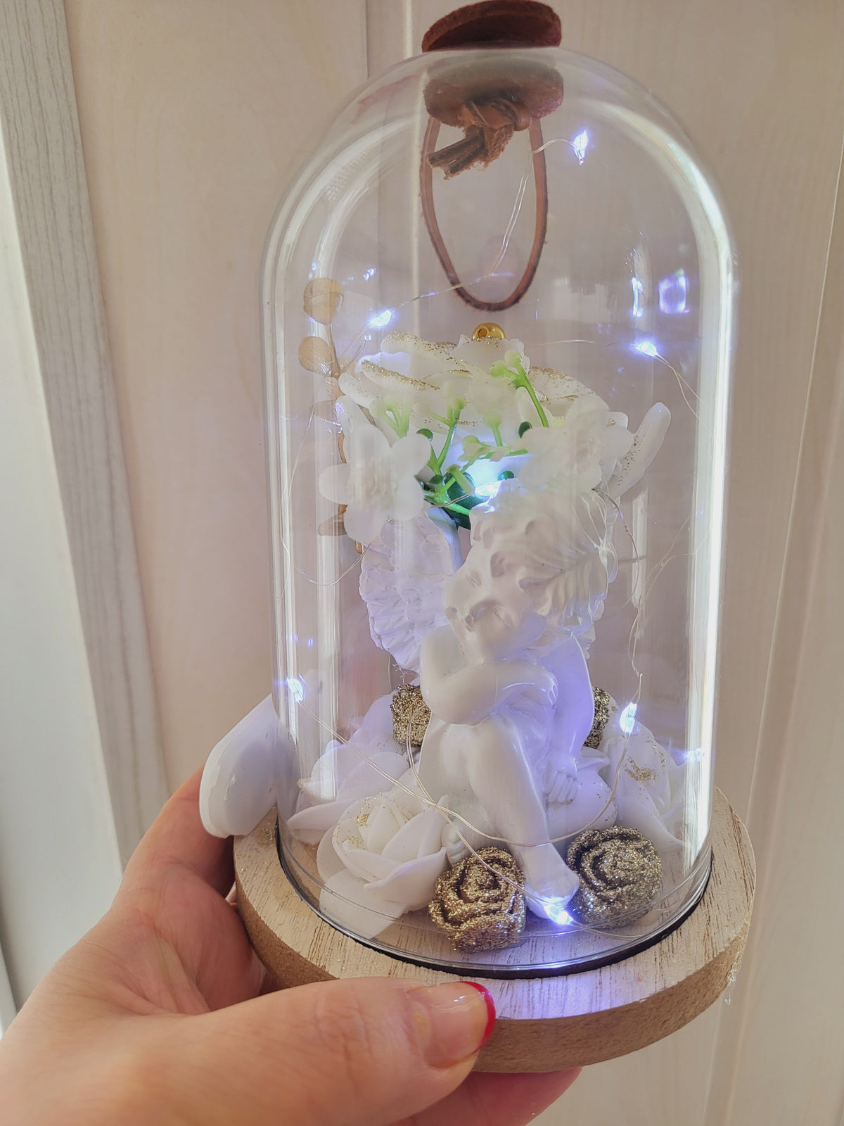 Cloche avec un ange pour l'intérieur
