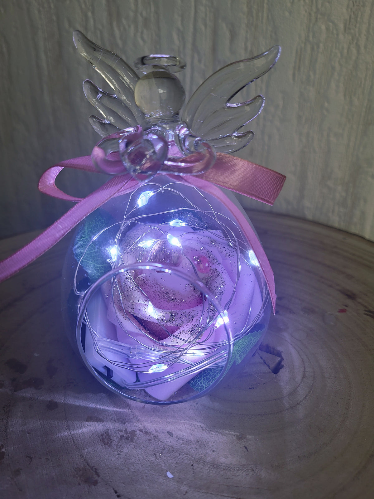 Ange en verre avec une rose