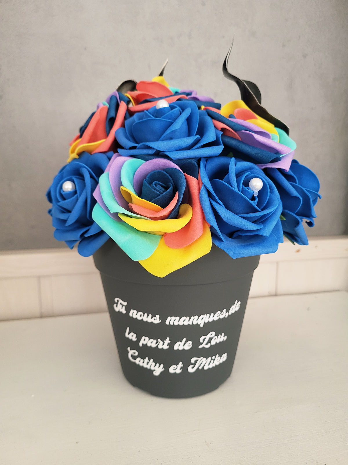 Pots funairaire avec des fleurs multicoleurs