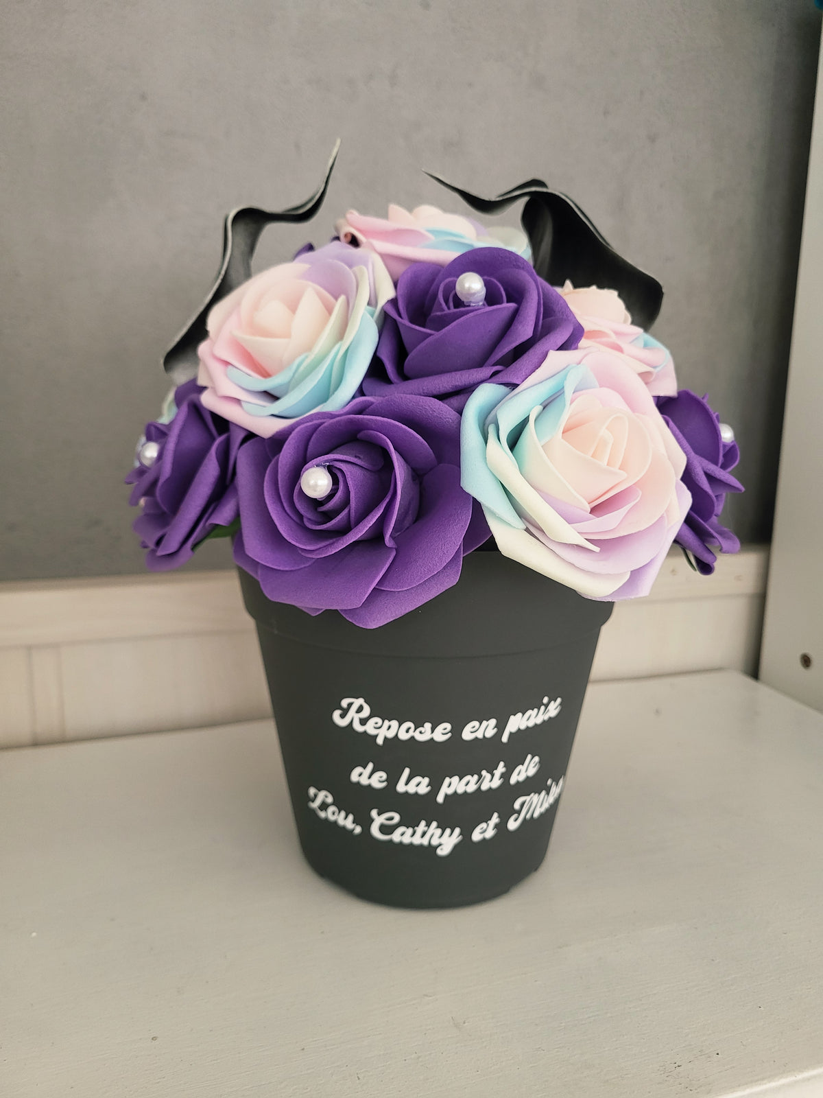 Pots funairaire avec des fleurs multicoleurs