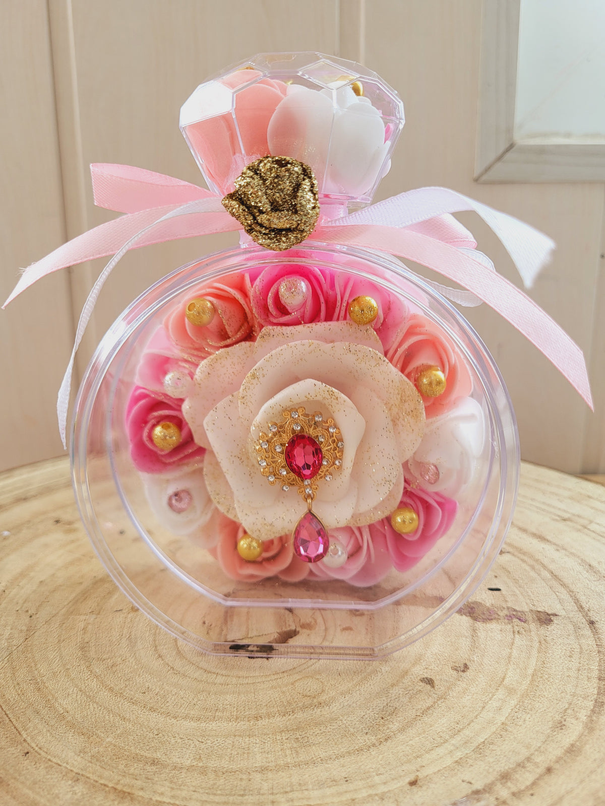 Bouteille diamant avec fleurs en mousse