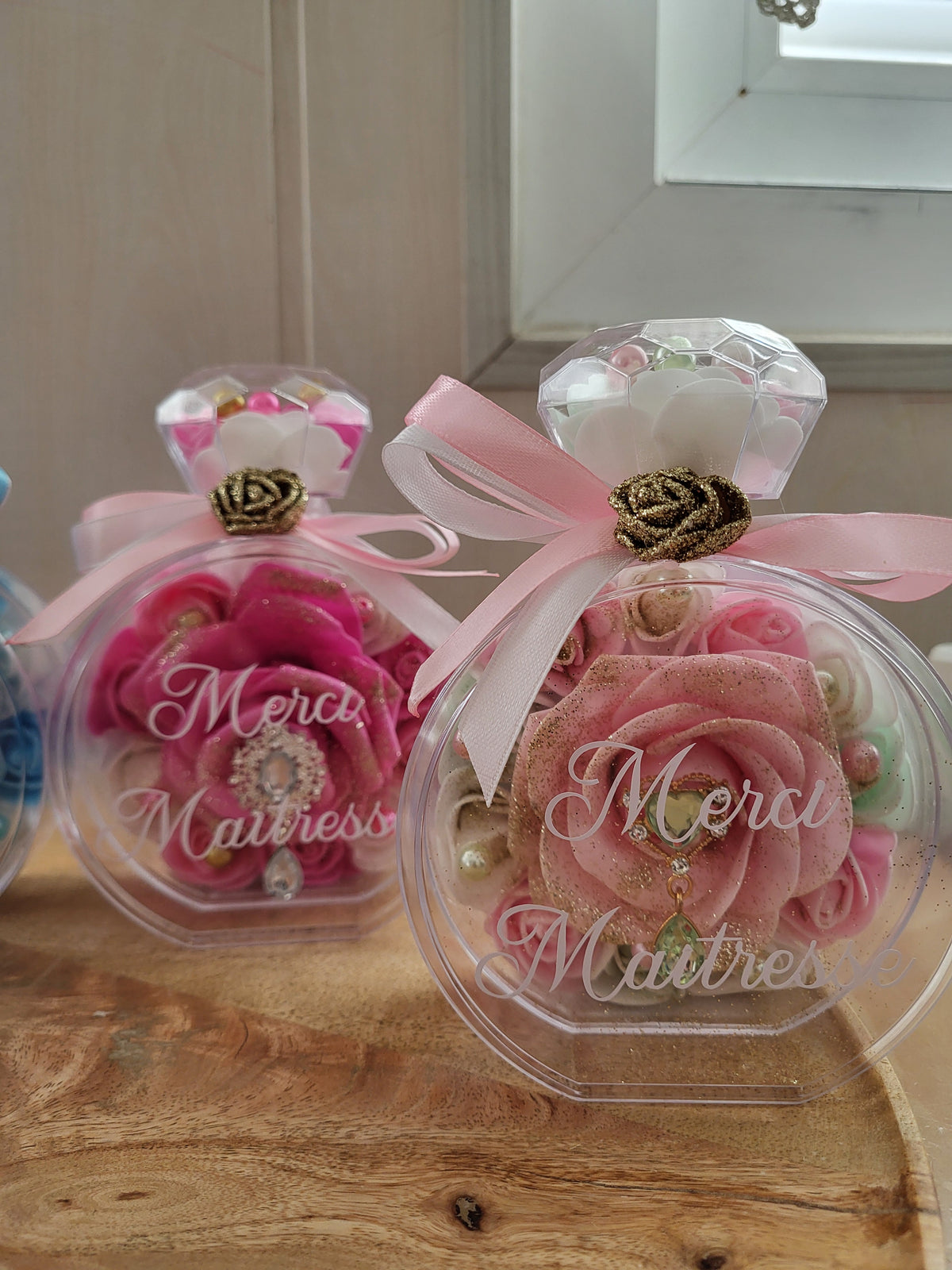 Bouteille diamant avec fleurs en mousse