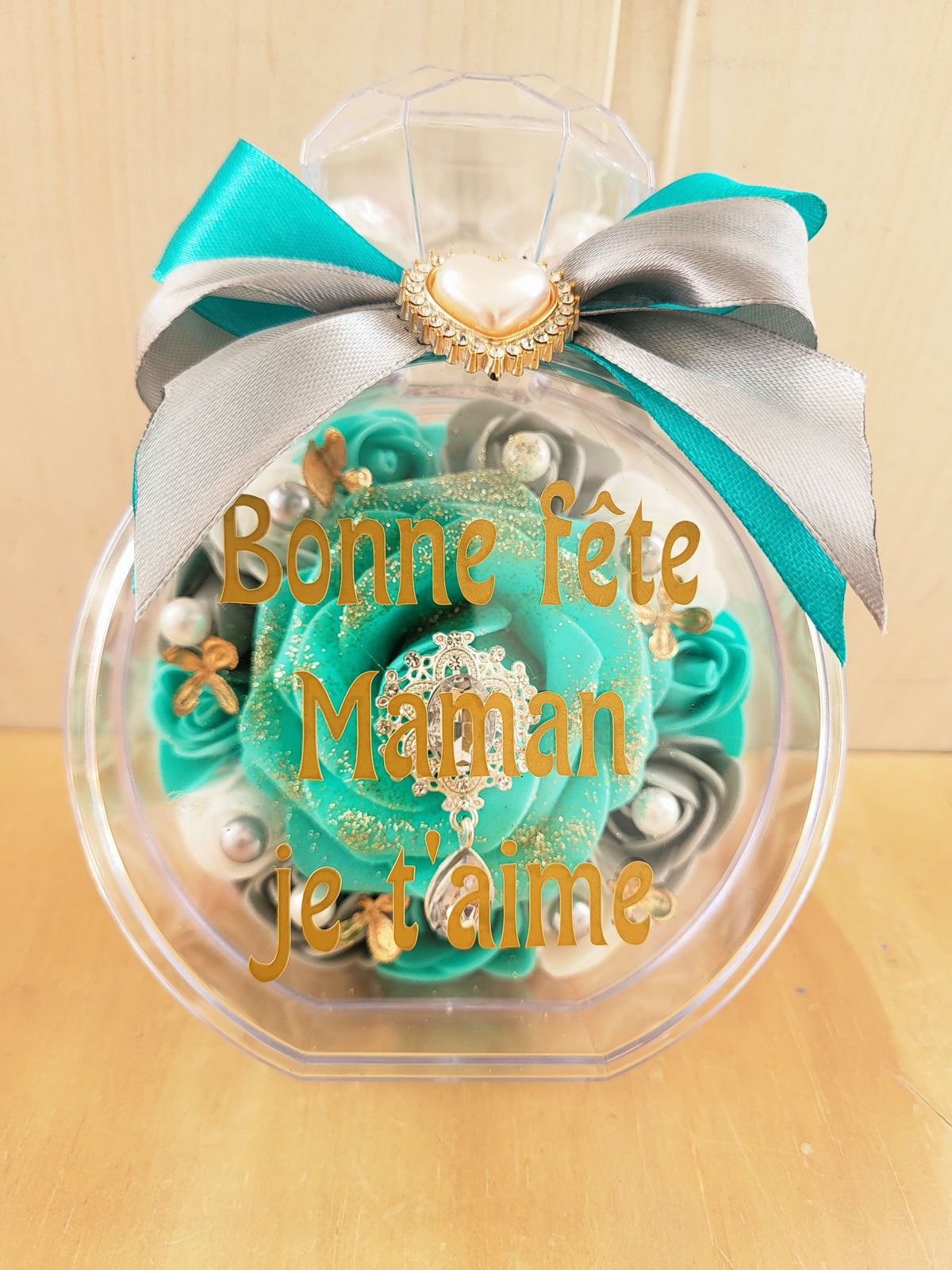 Bouteille diamant avec fleurs en mousse