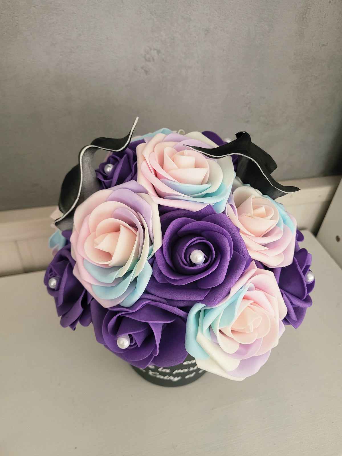 Pots funairaire avec des fleurs multicoleurs