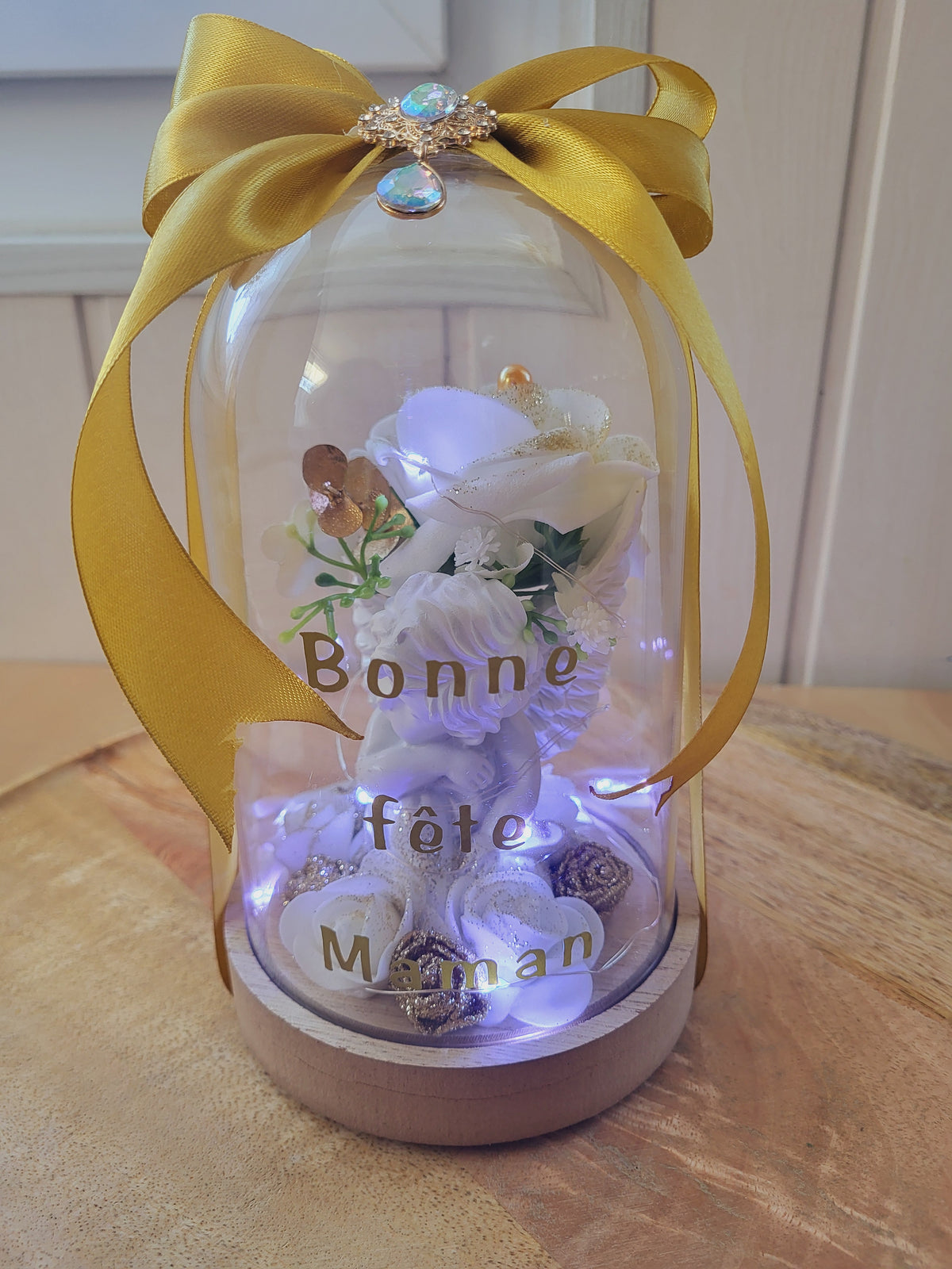 Cloche avec un ange pour l'intérieur